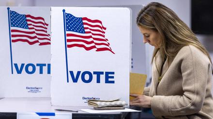 Eine Wählerin aus Fairfax County füllt ihren Stimmzettel für die Wahl 2025 im Wahllokal des Fairfax County Government Center in Fairfax, Virginia, USA, am 4. November 2025 aus.