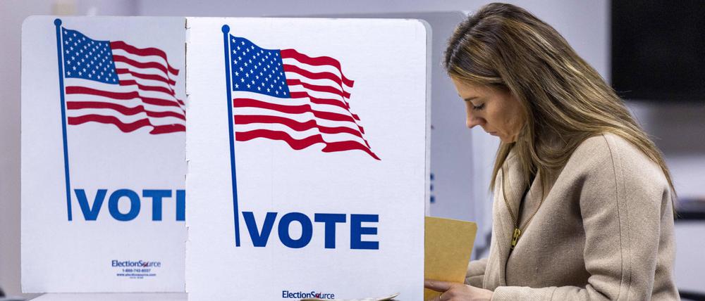 Eine Wählerin aus Fairfax County füllt ihren Stimmzettel für die Wahl 2025 im Wahllokal des Fairfax County Government Center in Fairfax, Virginia, USA, am 4. November 2025 aus.