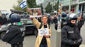 Karoline Preisler (M), Berliner FDP-Politikerin und Aktivistin, am 24. Juli während einer propalästinensischen Demonstration am Checkpoint Charlie. 