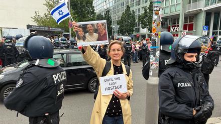 Karoline Preisler (M), Berliner FDP-Politikerin und Aktivistin, am 24. Juli während einer propalästinensischen Demonstration am Checkpoint Charlie. 