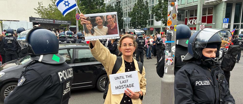 Karoline Preisler (M), Berliner FDP-Politikerin und Aktivistin, am 24. Juli während einer propalästinensischen Demonstration am Checkpoint Charlie.