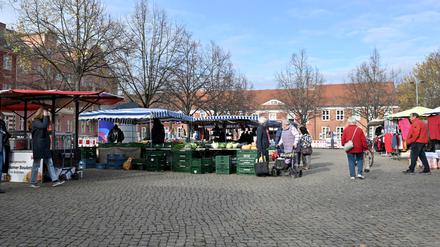 Wochenmarkt auf dem Bassinplatz.