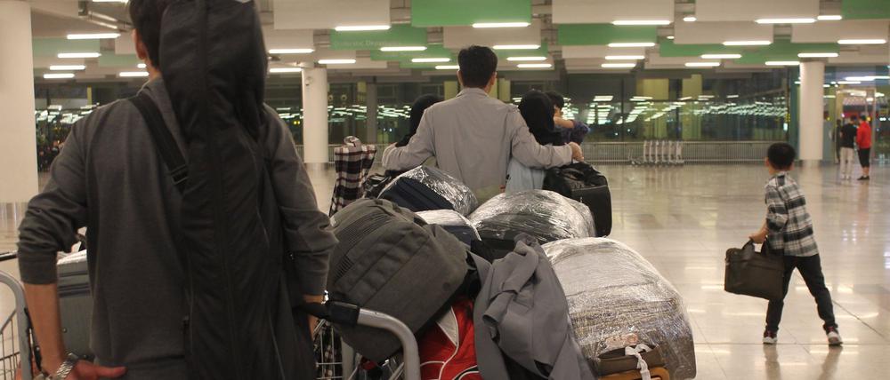 Eine afghanische Familie wartet am Flughafen in Islamabad auf ihre Ausreise nach Deutschland. 