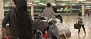 Eine afghanische Familie wartet am Flughafen in Islamabad auf ihre Ausreise nach Deutschland.