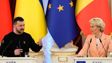 Will einen schnellen EU-Beitritt: Der ukrainische Präsident Wolodymyr Selenskyj, hier bei einer Pressekonferenz mit EU-Kommissionspräsidentin Ursula von der Leyen. (Archivbild)