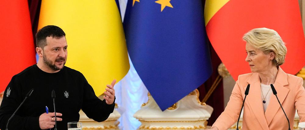 Will einen schnellen EU-Beitritt: Der ukrainische Präsident Wolodymyr Selenskyj, hier bei einer Pressekonferenz mit EU-Kommissionspräsidentin Ursula von der Leyen. (Archivbild)