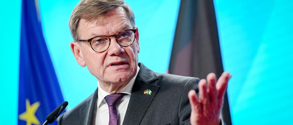 Außenminister Johann Wadephul (CDU) ist in den eigenen Reihen wegen Äußerungen zur Asylpolitik gegenüber Syrien in der Kritik.