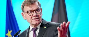 Außenminister Johann Wadephul (CDU) ist in den eigenen Reihen wegen Äußerungen zur Asylpolitik gegenüber Syrien in der Kritik.