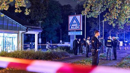 Mehrere Beamte eilten am Abend des 22. Oktobers zum Tatort. Nun gab es eine Festnahme.