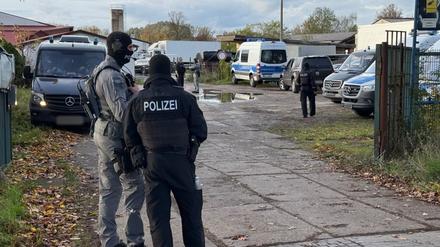 Ein großes Drogenlabor in Brandenburg wird durchsucht.
