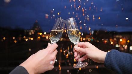 Anstoßen mit einem Glas Sekt in Potsdam.