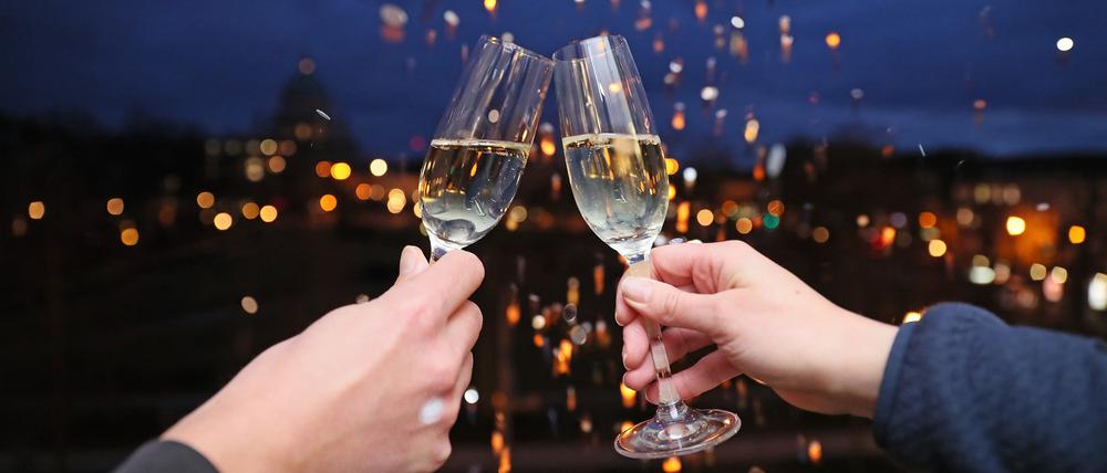 Anstoßen mit einem Glas Sekt in Potsdam.