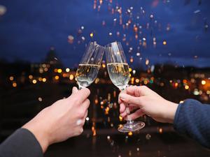 Anstoßen mit einem Glas Sekt in Potsdam.