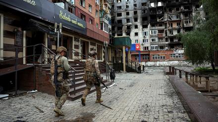 Mitglieder der ukrainischen Einheit „Weißer Engel“ suchen am 21. Mai 2025 in der Frontstadt Pokrowsk in der Region Donezk nach Überlebenden zum Evakuieren.