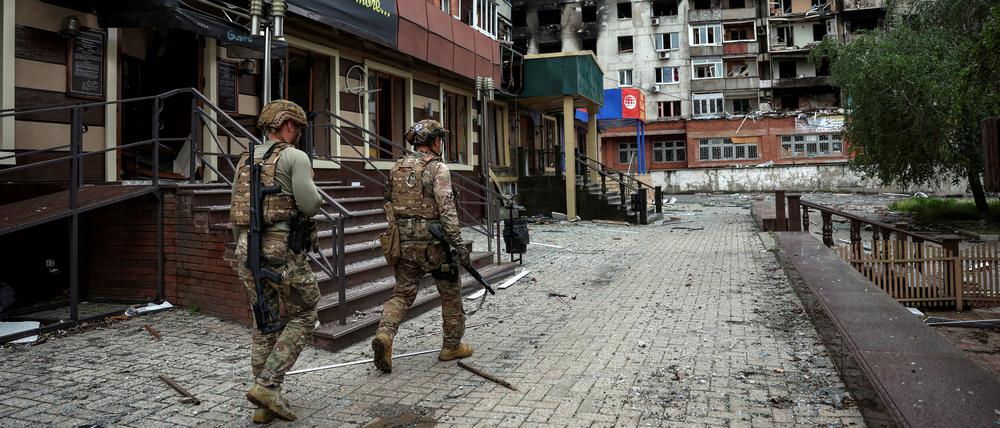 Mitglieder der ukrainischen Einheit „Weißer Engel“ suchen am 21. Mai 2025 in der Frontstadt Pokrowsk in der Region Donezk nach Überlebenden zum Evakuieren.