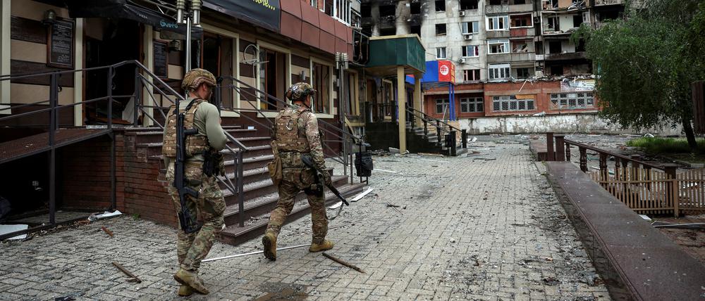 Mitglieder der ukrainischen Einheit „Weißer Engel“ suchen am 21. Mai 2025 in der Frontstadt Pokrowsk in der Region Donezk nach Überlebenden zum Evakuieren.