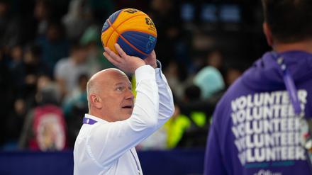 Berlins Regierender Bürgermeister Kai Wegner weiß, wo der Korb steht.