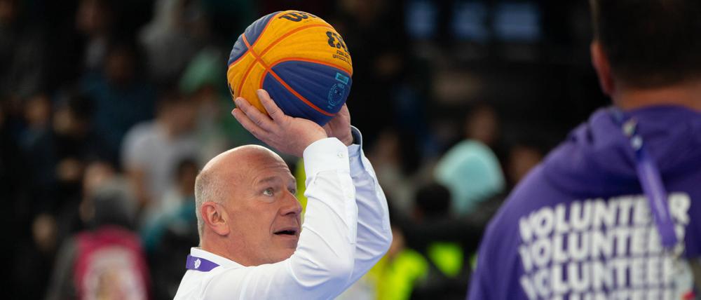 Berlins Regierender Bürgermeister Kai Wegner weiß, wo der Korb steht.