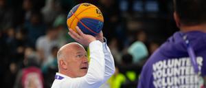 Berlins Regierender Bürgermeister Kai Wegner weiß, wo der Korb steht.