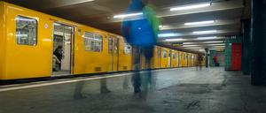 Ein U-Bahnhof in Berlin. Bis 2040 sollen mehr als vier Millionen Menschen in der Hauptstadt leben. (Symbolbild)