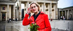 Karoline Preisler mit einem Blumenstrauß vor dem Brandenburger Tor (Archivbild)