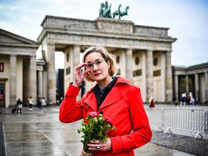 Karoline Preisler mit einem Blumenstrauß vor dem Brandenburger Tor (Archivbild)