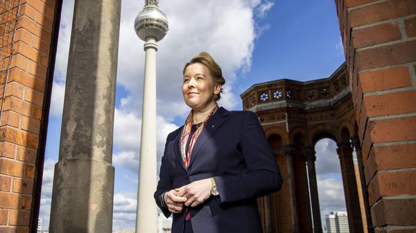 Die Regierende Bürgermeisterin Franziska Giffey posiert für ein Bild im Roten Rathaus in Berlin am 4. April 2023. Franziska Giffey *** Governing Mayor Franziska Giffey poses for a picture at the Red City Hall in Berlin on April 4, 2023 Franziska Giffey.
