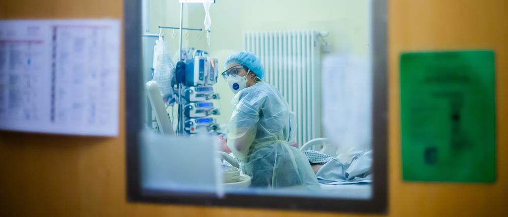 Auf einer Intensivstation muss ein Arzt mitunter schwierige Entscheidungen treffen.