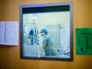 Auf einer Intensivstation muss ein Arzt mitunter schwierige Entscheidungen treffen.