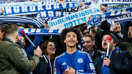 Zehn Jahre her: Leroy Sané lässt sich nach einem Schalker Heimsieg von den Fans feiern.