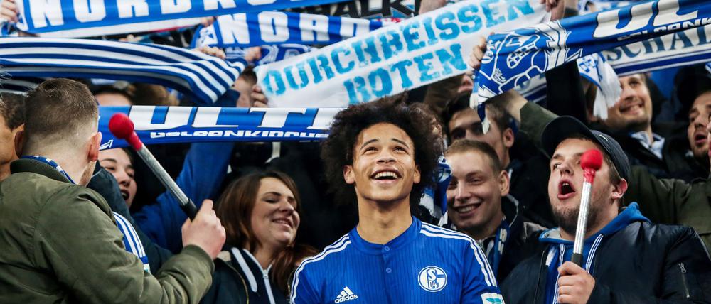 Zehn Jahre her: Leroy Sané lässt sich nach einem Schalker Heimsieg von den Fans feiern.