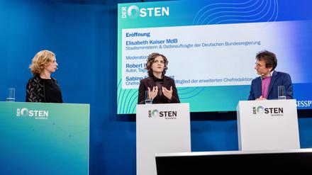 Drei Ostdeutsche auf einem Podium: PNN-Chefredakteurin Sabine Schicketanz (l.), die Ostbeauftragte Elisabeth Kaiser und Tagesspiegel-Autor Robert Ide im Gespräch.
