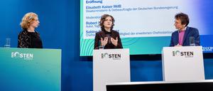 Drei Ostdeutsche auf einem Podium: PNN-Chefredakteurin Sabine Schicketanz (l.), die Ostbeauftragte Elisabeth Kaiser und Tagesspiegel-Autor Robert Ide im Gespräch.