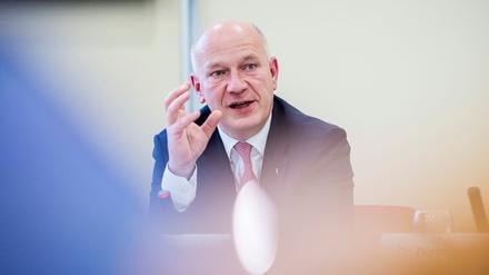 Berlins Regierender Bürgermeister Kai Wegner (CDU) geht auf Bedenken wegen möglicher neuer Windrad-Standorte an der Landesgrenze zu Brandenburg ein.