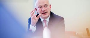 Berlins Regierender Bürgermeister Kai Wegner (CDU) geht auf Bedenken wegen möglicher neuer Windrad-Standorte an der Landesgrenze zu Brandenburg ein.