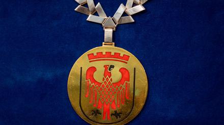 Noosha Aubel trägt als neue Oberbürgermeisterin von Potsdam die traditionsreiche Amtskette.