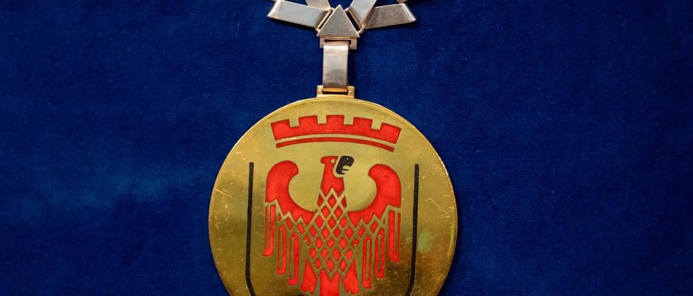 Noosha Aubel trägt als neue Oberbürgermeisterin von Potsdam die traditionsreiche Amtskette.