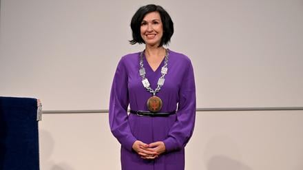 Zur feierlichen Amtseinführung erhielt Potsdams neue Oberbürgermeisterin Noosha Aubel (parteilos) die Amtskette.