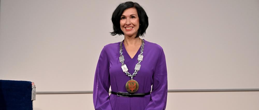 Zur feierlichen Amtseinführung erhielt Potsdams neue Oberbürgermeisterin Noosha Aubel (parteilos) die Amtskette.