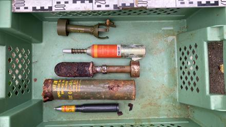 Nach dem Tod eines 77-Jährigen in Augsburg hat die Polizei in dessen Haus eine große Waffensammlung sichergestellt.