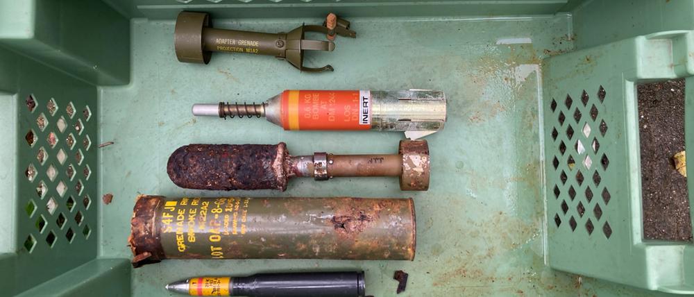 Nach dem Tod eines 77-Jährigen in Augsburg hat die Polizei in dessen Haus eine große Waffensammlung sichergestellt.