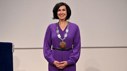 Oberbürgermeisterin Noosha Aubel mit der Amtskette.