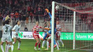 Torhüterin Stina Johannes streckt sich vergeblich. Gegen den Kunstschuss von Antonia Halverkamps ist sie machtlos.