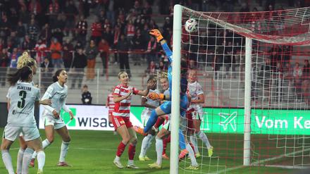 Torhüterin Stina Johannes streckt sich vergeblich. Gegen den Kunstschuss von Antonia Halverkamps ist sie machtlos.