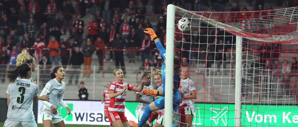 Torhüterin Stina Johannes streckt sich vergeblich. Gegen den Kunstschuss von Antonia Halverkamps ist sie machtlos.