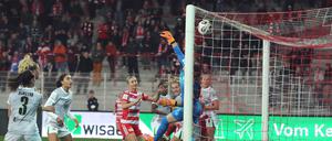 Torhüterin Stina Johannes streckt sich vergeblich. Gegen den Kunstschuss von Antonia Halverkamps ist sie machtlos.