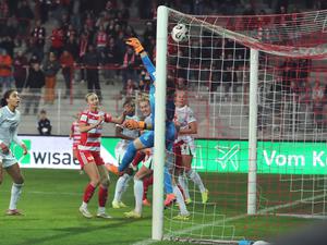 Torhüterin Stina Johannes streckt sich vergeblich. Gegen den Kunstschuss von Antonia Halverkamps ist sie machtlos.