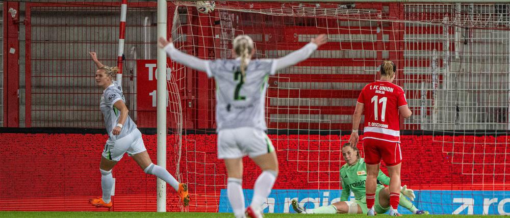 Wolfsburgs Alexandra Popp (l.) erzielt das Tor zum 2:1 bei den Berlinerinnen.