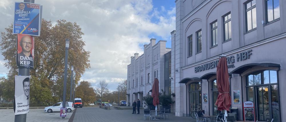Pendler werden am Bahnhof von Brandenburg/Havel mit Wahlplakaten empfangen.
