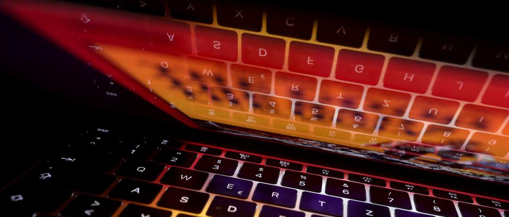 Die Beschuldigten sollen Abos über Schein-Webseiten abgeschlossen haben. (Symbolbild)